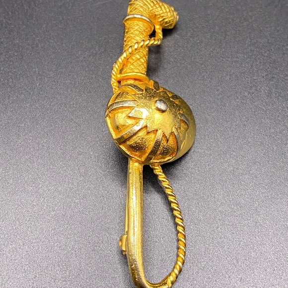 Maeve Carr New York GoldTone Equestrian Jockey Riding Crop & Cap Brooch - Picture 8 of 11